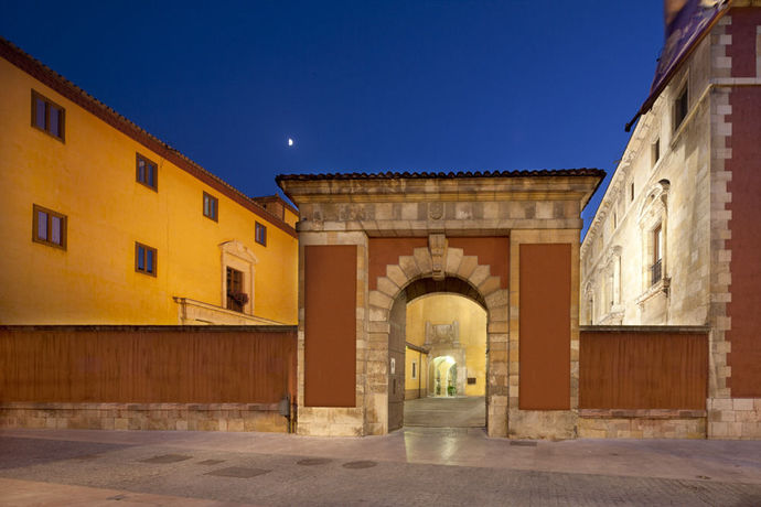 Imagen de los exteriores del Hotel Real Colegiata San Isidoro. Foto 12