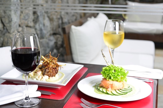 Imagen del bar/restaurante del Hotel Real Colonia and Suites. Foto 3