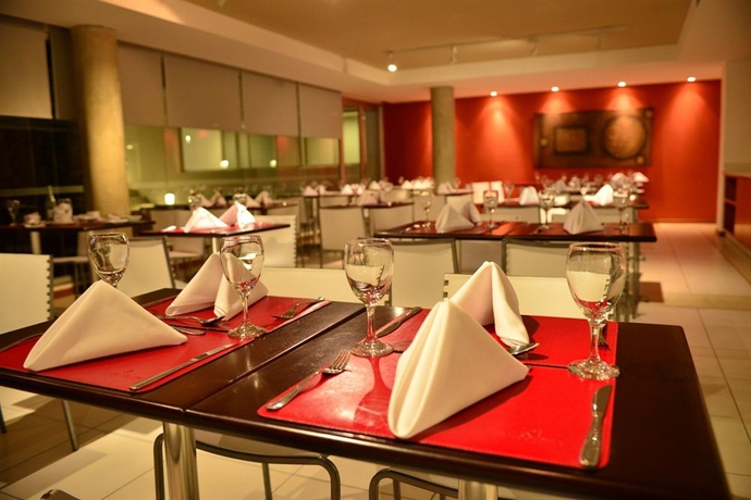 Imagen del bar/restaurante del Hotel Real Colonia and Suites. Foto 4