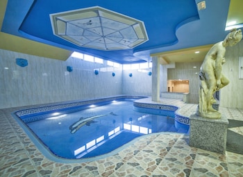 Imagen de la piscina del Hotel Real De Castilla. Foto 16