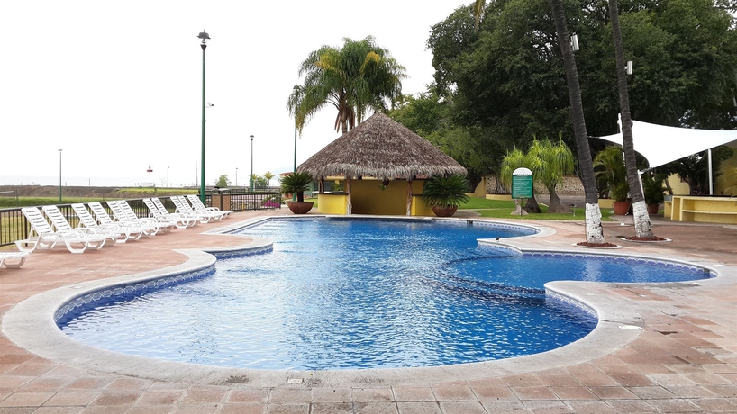 Imagen de la piscina del Hotel Real De Chapala. Foto 16