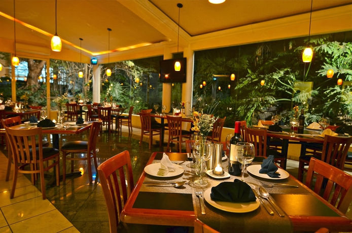 Imagen del bar/restaurante del Hotel Real Del Bosque. Foto 6