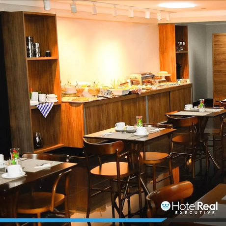 Imagen del bar/restaurante del Hotel Real Executive. Foto 7