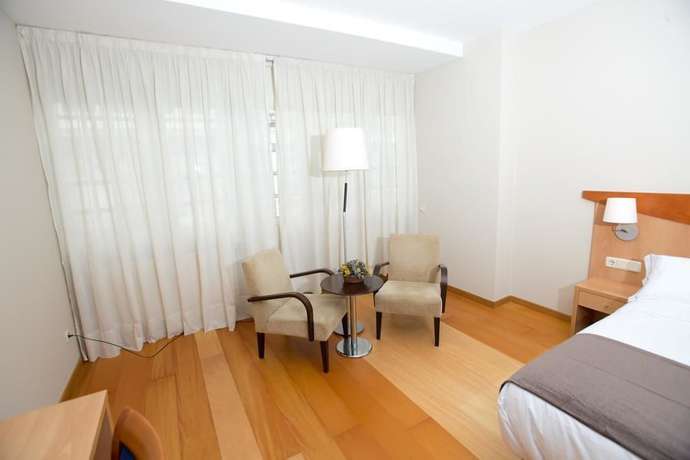 Imagen de la habitación del Hotel Real Ferrol. Foto 12