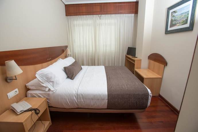 Imagen de la habitación del Hotel Real Ferrol. Foto 15