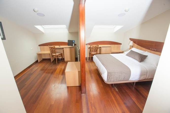 Imagen de la habitación del Hotel Real Ferrol. Foto 16