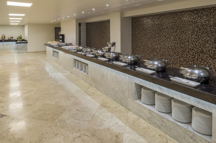 Imagen del bar/restaurante del Hotel Real Inn Tijuana By Camino Real Hotels. Foto 3