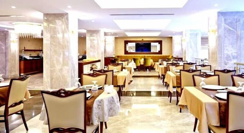 Imagen del bar/restaurante del Hotel Real Konak. Foto 4