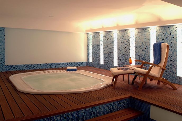 Imagen de la piscina del Hotel Real Palacio. Foto 13