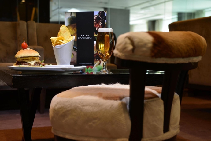 Imagen del bar/restaurante del Hotel Real Parque. Foto 8