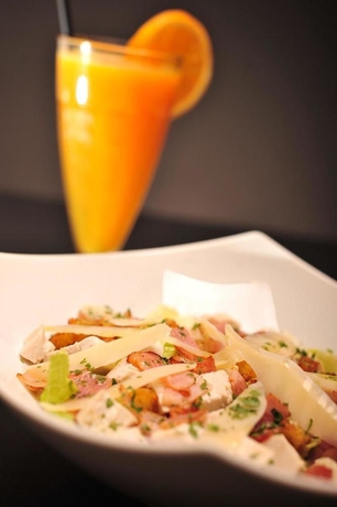 Imagen de la piscina del Hotel Real Parque. Foto 16