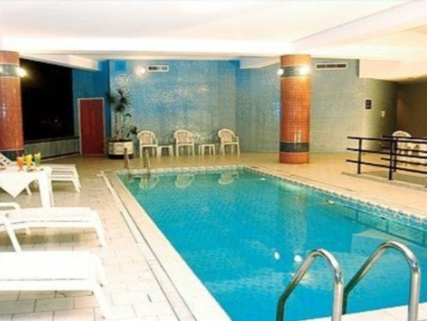Imagen de la piscina del Hotel Real Plaza and Convention Center. Foto 7