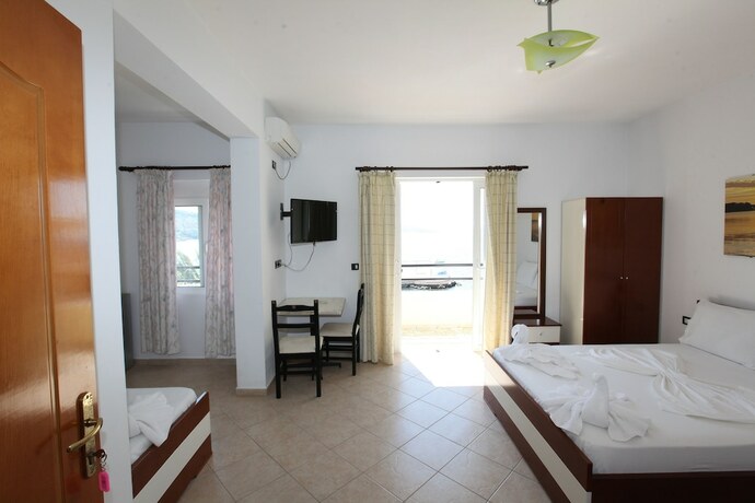Imagen de la habitación del Hotel Real, Sarande. Foto 22