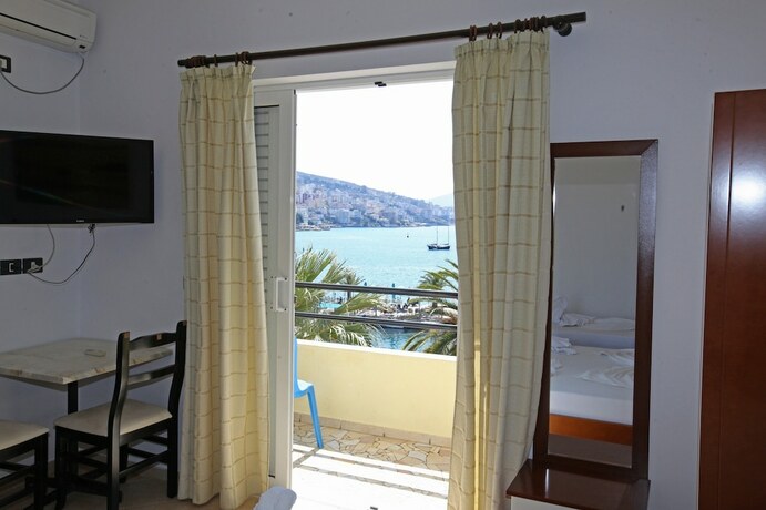 Imagen de la habitación del Hotel Real, Sarande. Foto 24