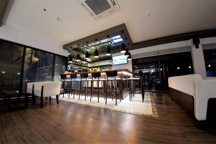 Imagen del bar/restaurante del Hotel Real Suites. Foto 6