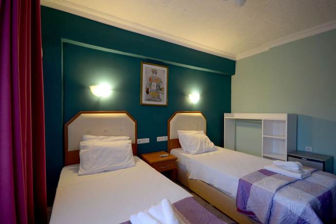 Imagen de la habitación del Hotel Rebetika. Foto 4