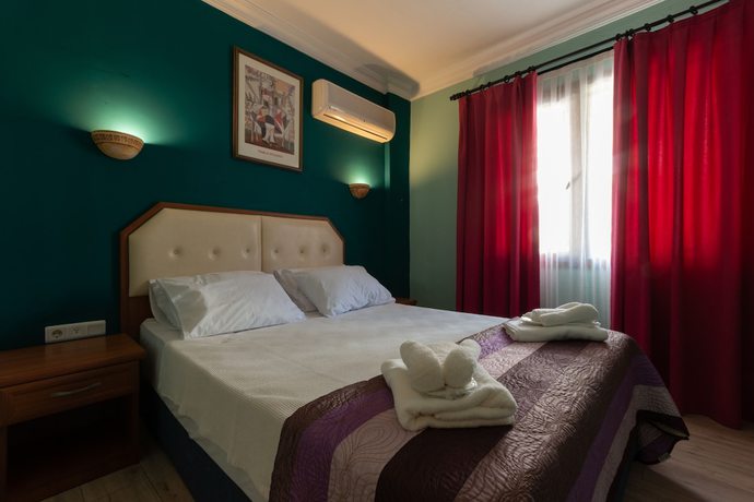 Imagen de la habitación del Hotel Rebetika. Foto 6