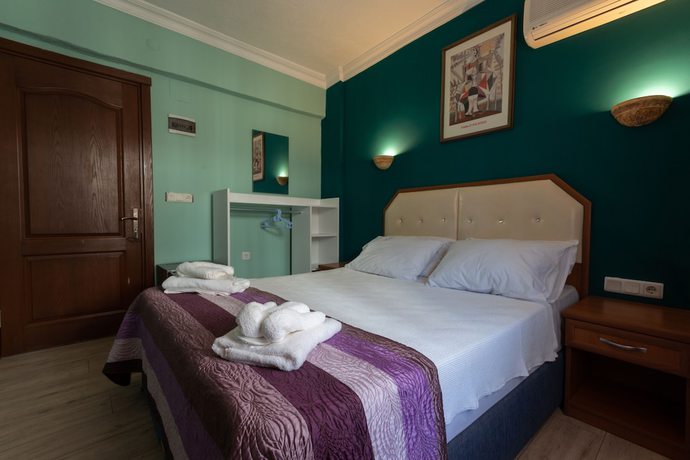 Imagen de la habitación del Hotel Rebetika. Foto 7