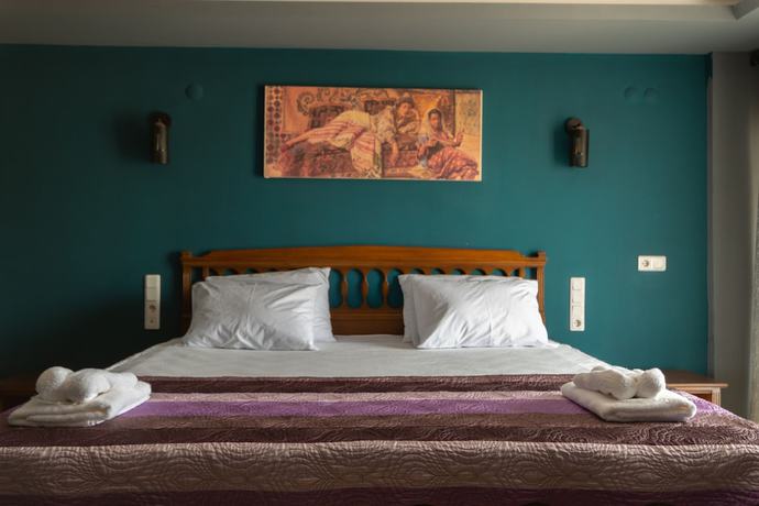 Imagen de la habitación del Hotel Rebetika. Foto 9
