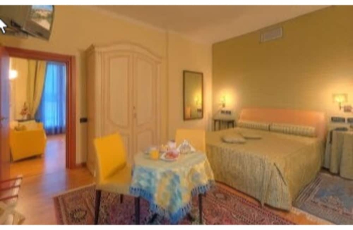 Imagen de la habitación del Hotel Recina. Foto 11