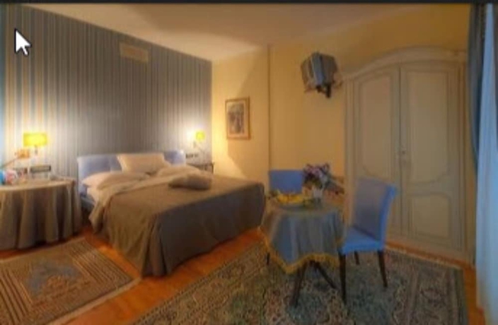 Imagen de la habitación del Hotel Recina. Foto 13