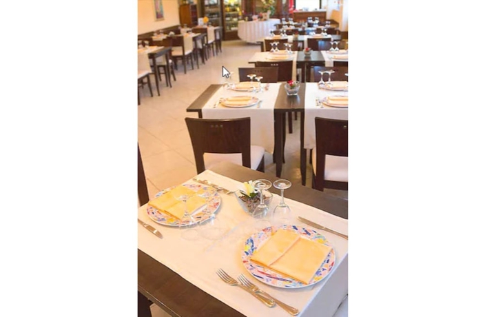 Imagen del bar/restaurante del Hotel Recina. Foto 4