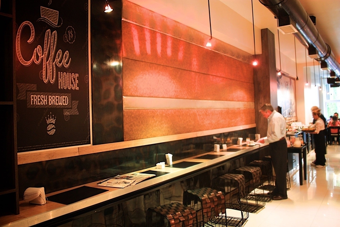 Imagen del bar/restaurante del Hotel Reco by DOT Suites. Foto 4