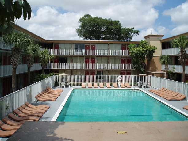 Imagen de la piscina del Hotel Red Carpet Inn Airport and Cruise Port Hotel Fort Lauderdale. Foto 14