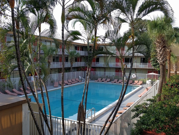 Imagen de la piscina del Hotel Red Carpet Inn Airport and Cruise Port Hotel Fort Lauderdale. Foto 15