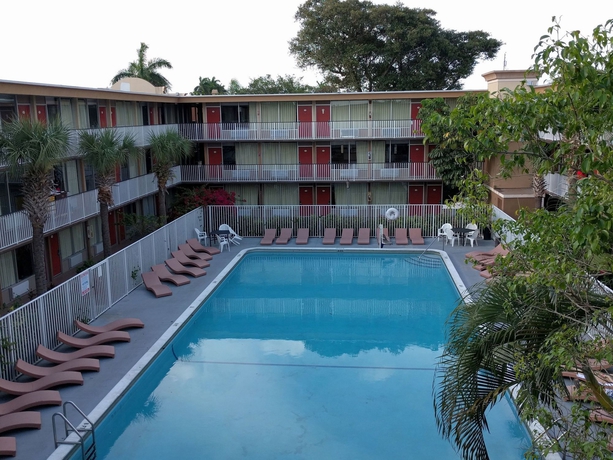 Imagen de la piscina del Hotel Red Carpet Inn Airport and Cruise Port Hotel Fort Lauderdale. Foto 16