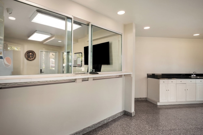Imagen de los interiores del Hotel Red Carpet Inn Edison. Foto 19