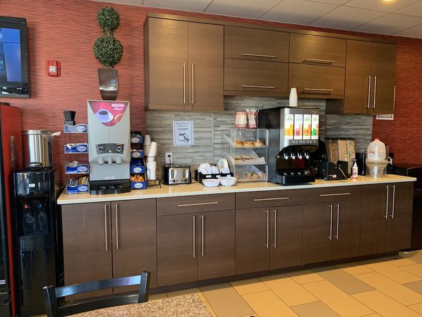 Imagen del bar/restaurante del Hotel Red Carpet Inn Elmwood Park. Foto 6