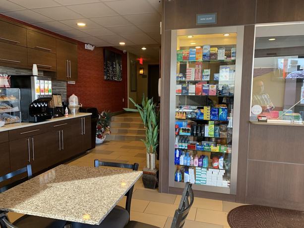 Imagen del bar/restaurante del Hotel Red Carpet Inn Elmwood Park. Foto 7