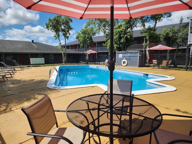 Imagen de la piscina del Hotel Red Carpet Inn - Houma LA. Foto 15