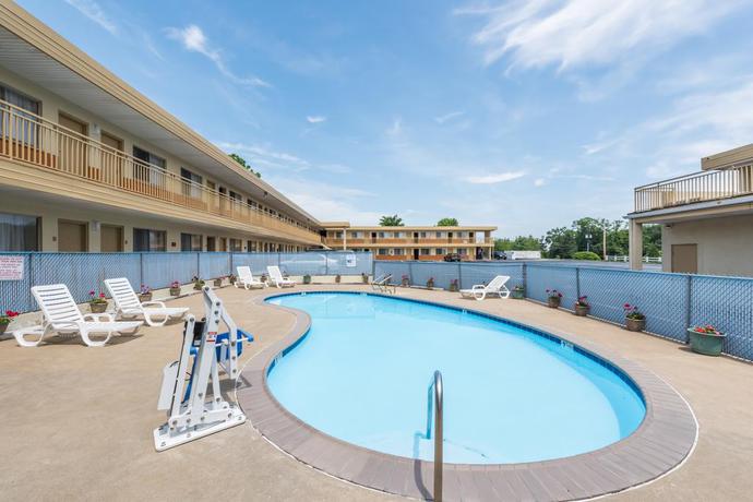 Imagen de la piscina del Hotel Red Carpet Inn Lancaster. Foto 6