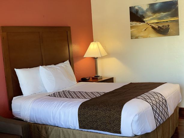 Imagen de la habitación del Hotel Red Carpet Inn Medford. Foto 11