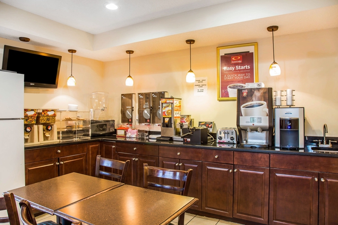 Imagen del bar/restaurante del Hotel Red Carpet Inn Norwalk. Foto 5