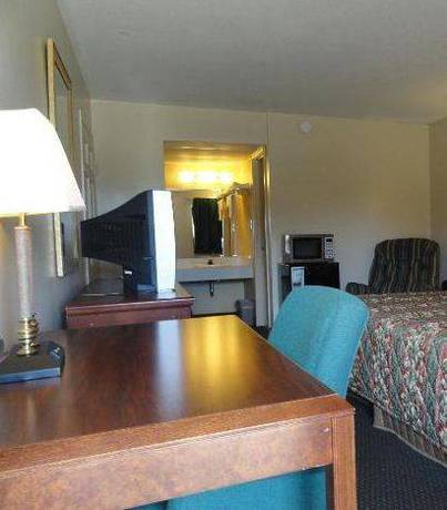 Imagen de la habitación del Hotel Red Carpet Inn Terre Haute. Foto 9
