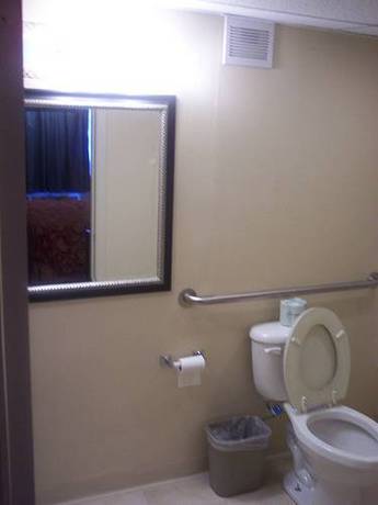 Imagen de la habitación del Hotel Red Carpet Inn Terre Haute. Foto 12