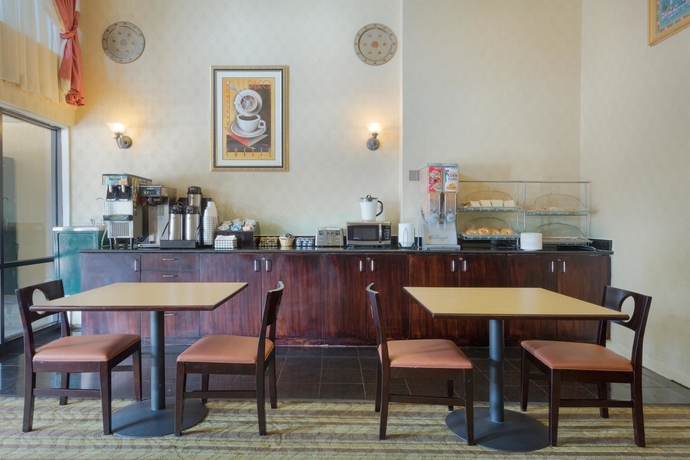 Imagen del bar/restaurante del Hotel Red Carpet Inn Washington Dc. Foto 4