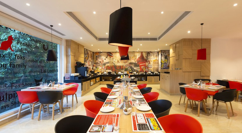Imagen del bar/restaurante del Hotel Red Fox Dehradun. Foto 3