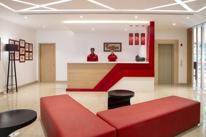 Imagen de los interiores del Hotel Red Fox Dehradun. Foto 15