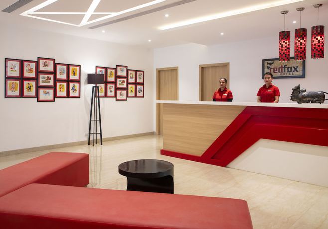 Imagen de los interiores del Hotel Red Fox Dehradun. Foto 16