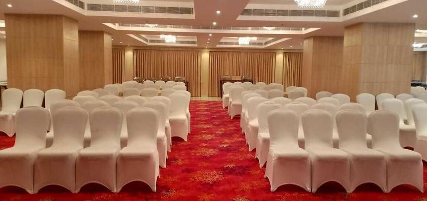 Imagen de los interiores del Hotel Red Fox Dehradun. Foto 17
