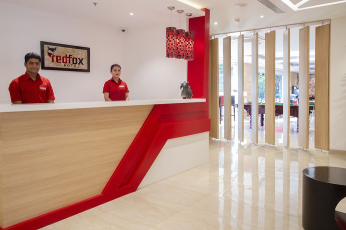 Imagen de los interiores del Hotel Red Fox Dehradun. Foto 18