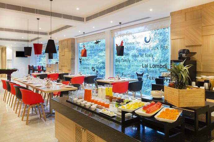 Imagen del bar/restaurante del Hotel Red Fox Dehradun. Foto 4