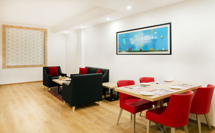 Imagen de la habitación del Hotel Red Fox Dehradun. Foto 12