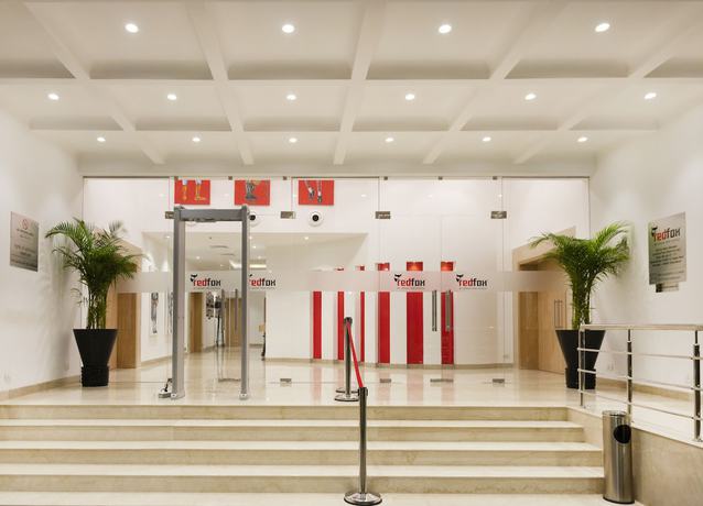 Imagen de los interiores del Hotel Red Fox Dehradun. Foto 20