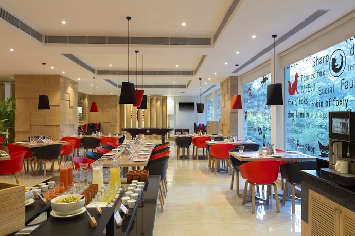 Imagen del bar/restaurante del Hotel Red Fox Dehradun. Foto 5