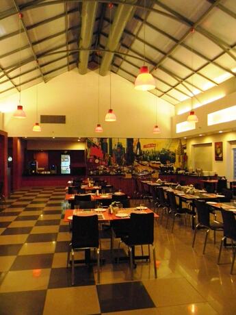 Imagen del bar/restaurante del Hotel Red Fox, East Delhi. Foto 18